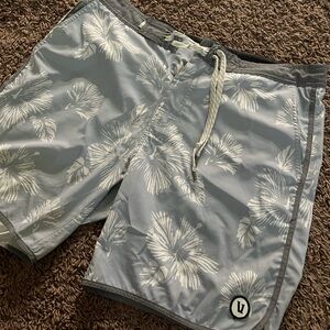 Men’s Vuori Cruise Boardshorts Blue Floral Pqttern Size 33